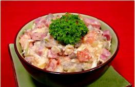 Испанский салат: рецепты с говядиной, с креветками, с копченой курицей и фасолью Салат из печеных томатов и бекона